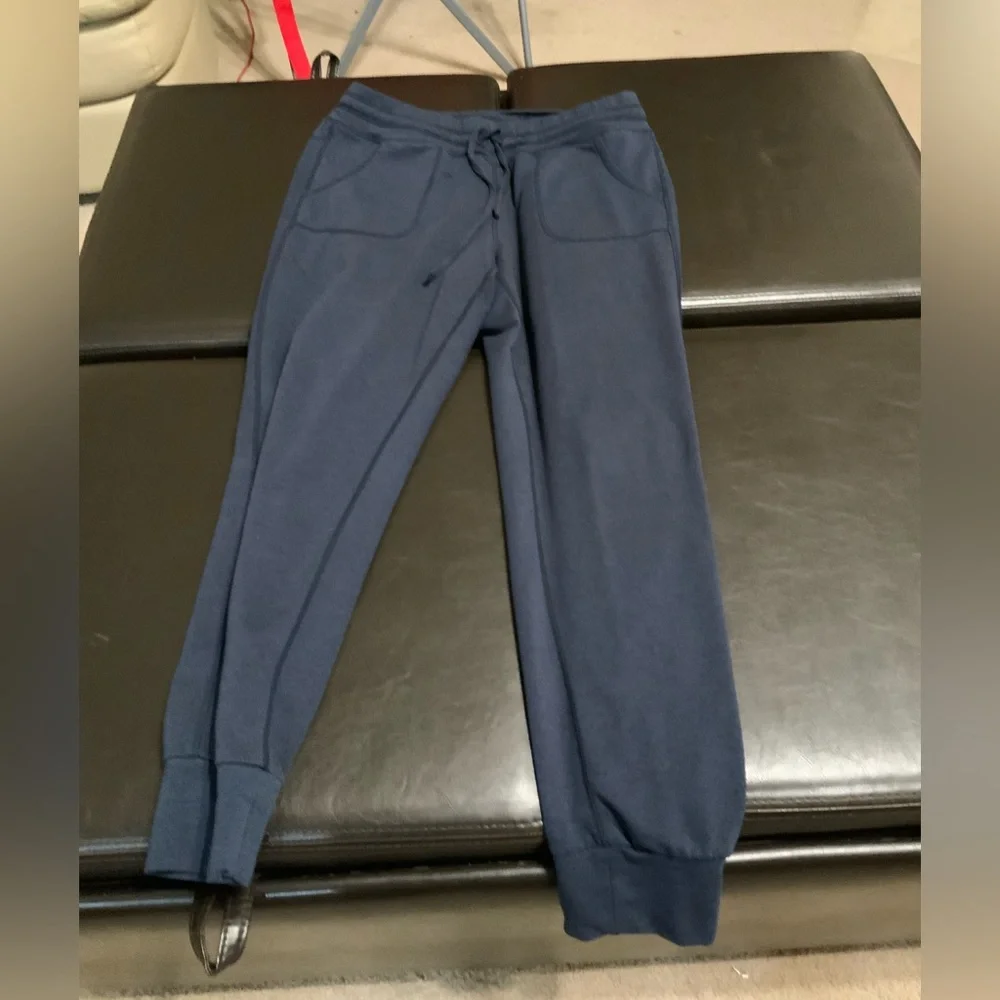 Bundle Variety 6 Pairs of Women Joggers. Size Medium - Picture 8 of 11